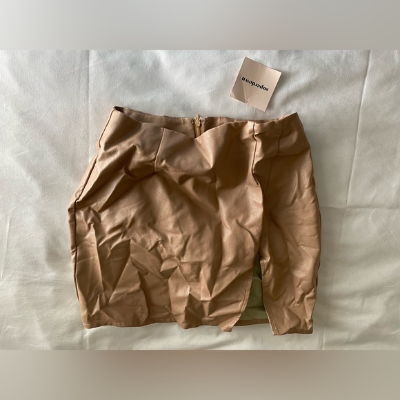 Trinity Faux Leather Skirt in Nude
superdown - Picture 2 of 7